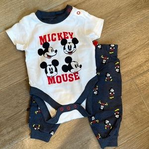 Disney Mickey Mouse baby 0 to 3 months set w bib